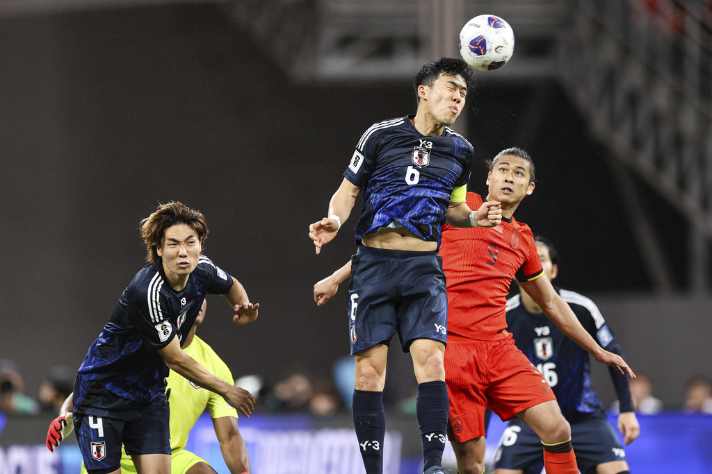 墨西哥一处世界杯训练场地状况百出：一角长满了树，边线是弯的